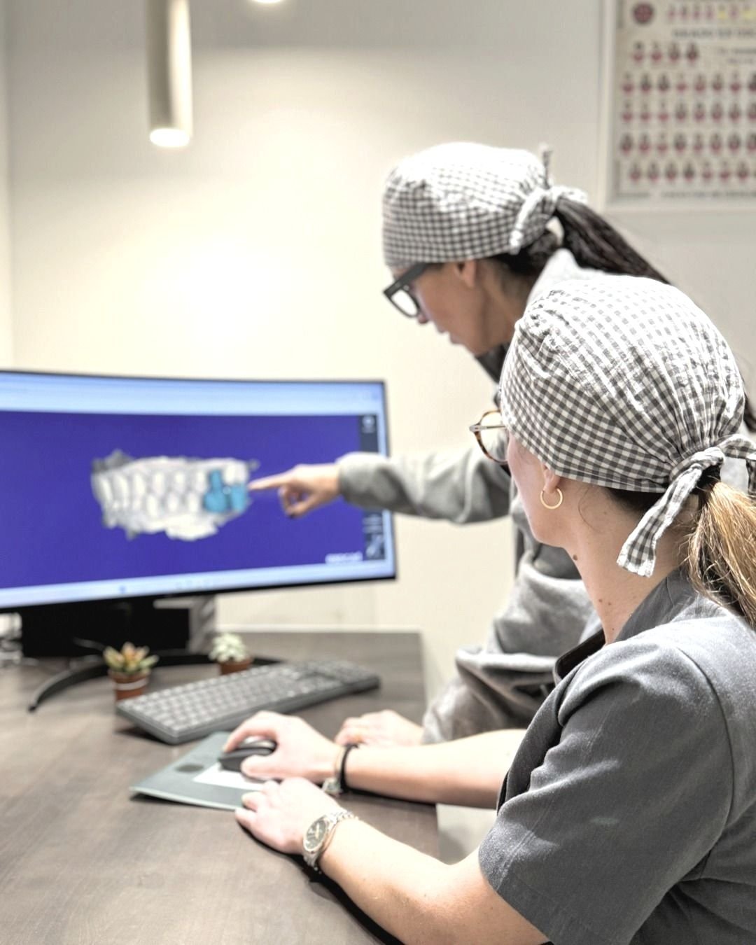 Odontólogas revisando un escáner dental en 3D en la pantalla del gabinete