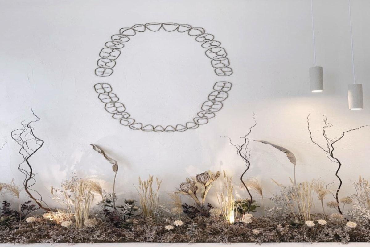 Recepción de la clínica con decoración natural y el arco de entrada